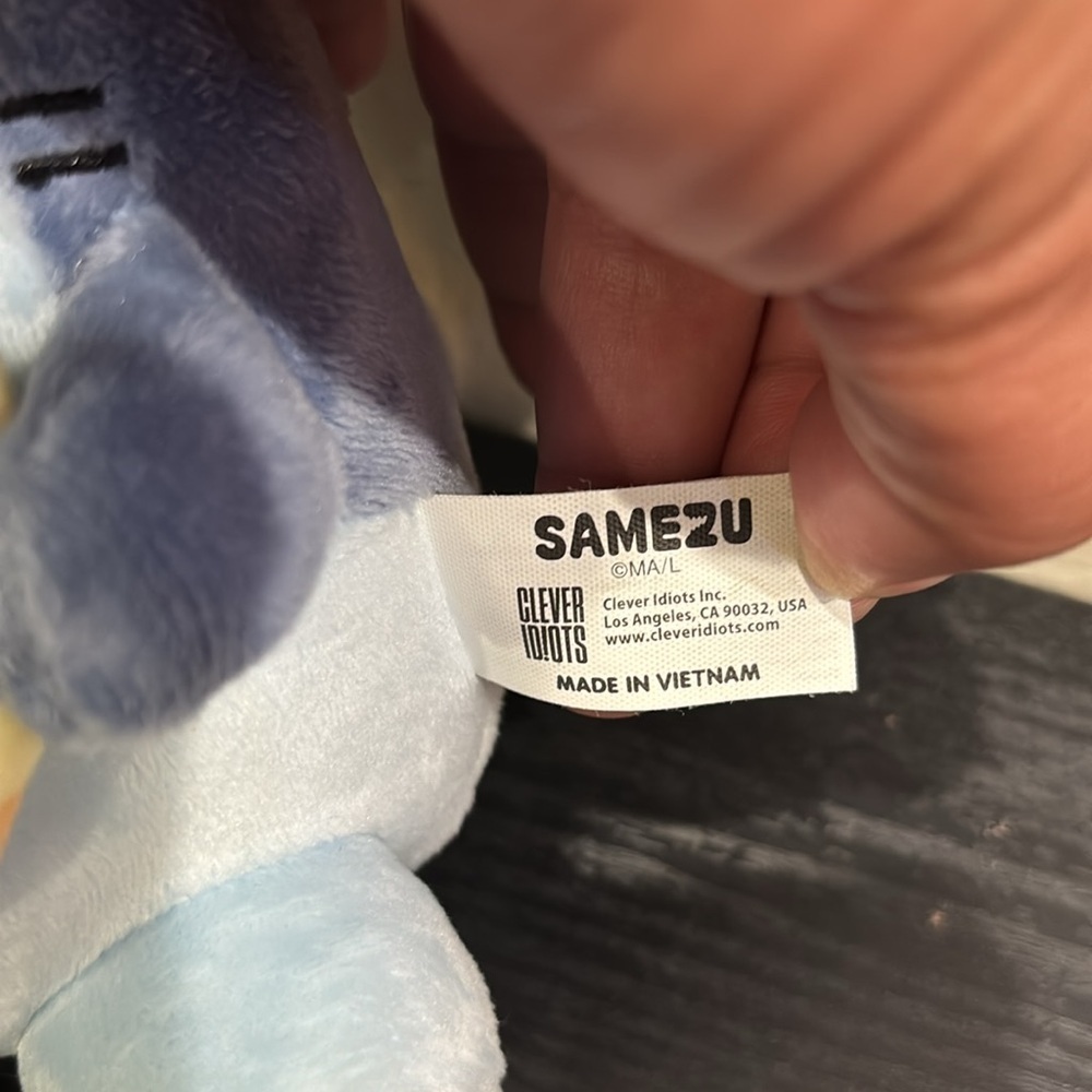 Samezu Blue Shark Plush Toy with Donut - Picture 3 of 3